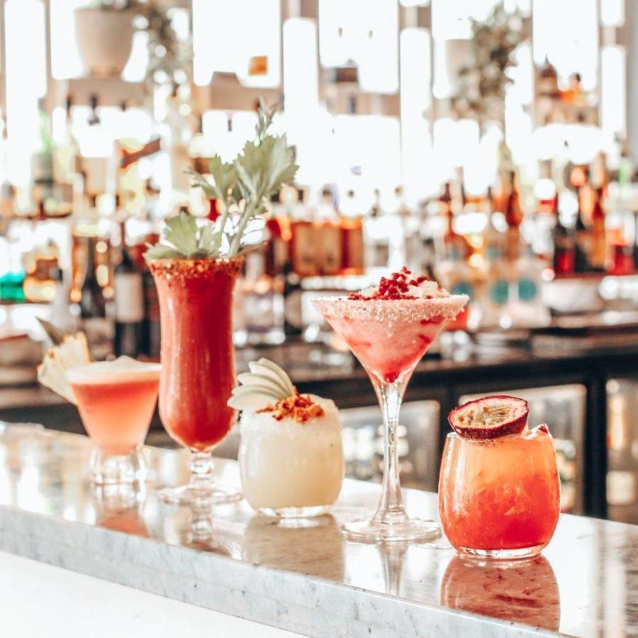Rumba Beach Resort Калаундра Екстер'єр фото Cocktails at the bar