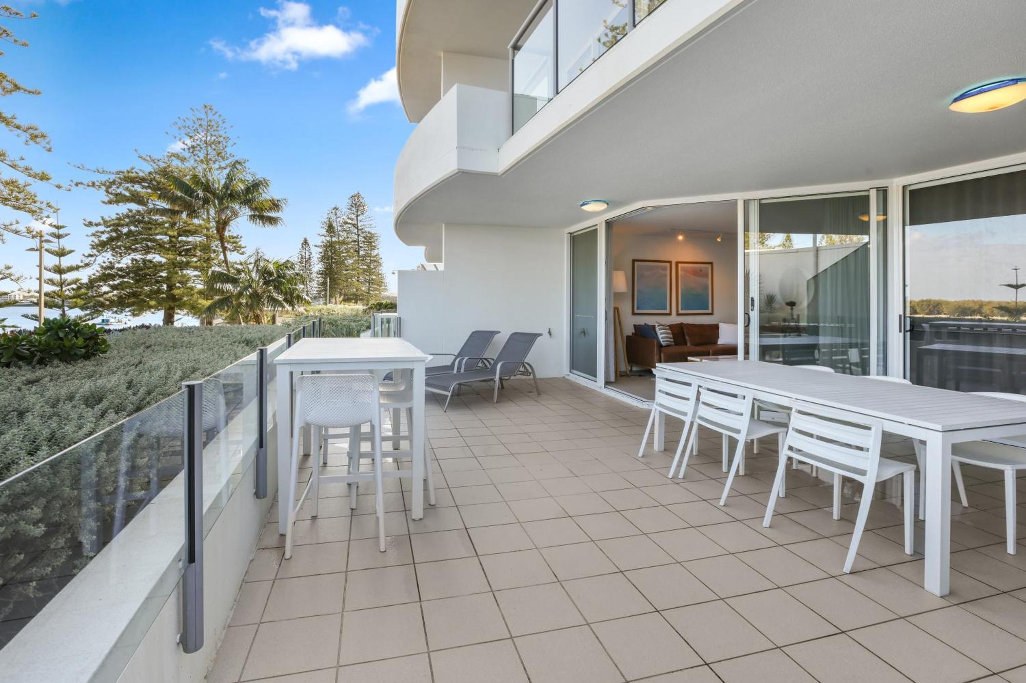 Rumba Beach Resort Калаундра Екстер'єр фото A balcony