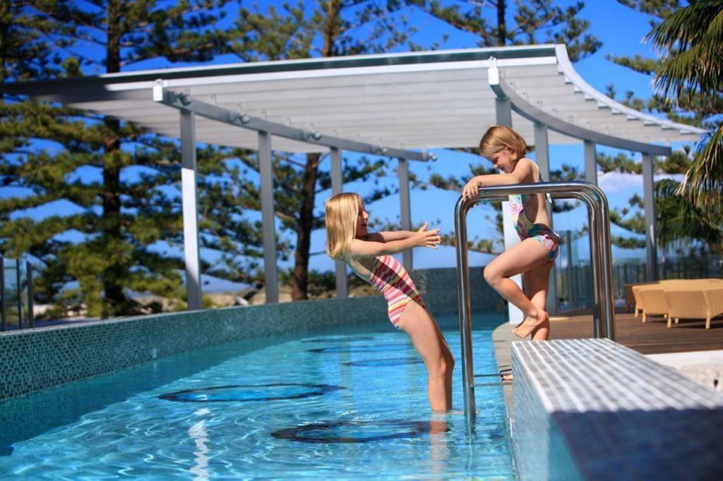 Rumba Beach Resort Калаундра Екстер'єр фото The pool at the Wrest Point Hotel and Spa