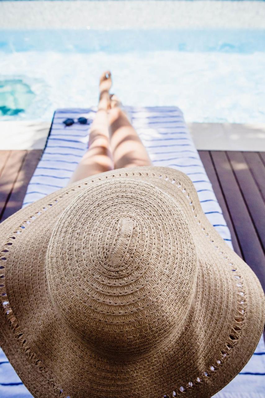 Rumba Beach Resort Калаундра Екстер'єр фото Sunbathing