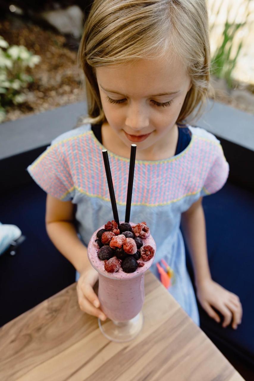 Rumba Beach Resort Калаундра Екстер'єр фото A girl with a smoothie